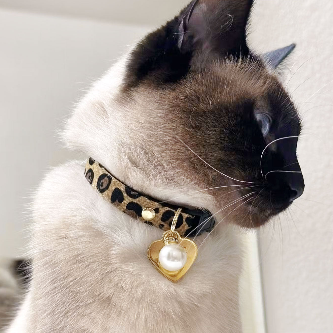 9ct Gold Cat Charm With Crystal Bow – Cute Animal Pendant For Collar